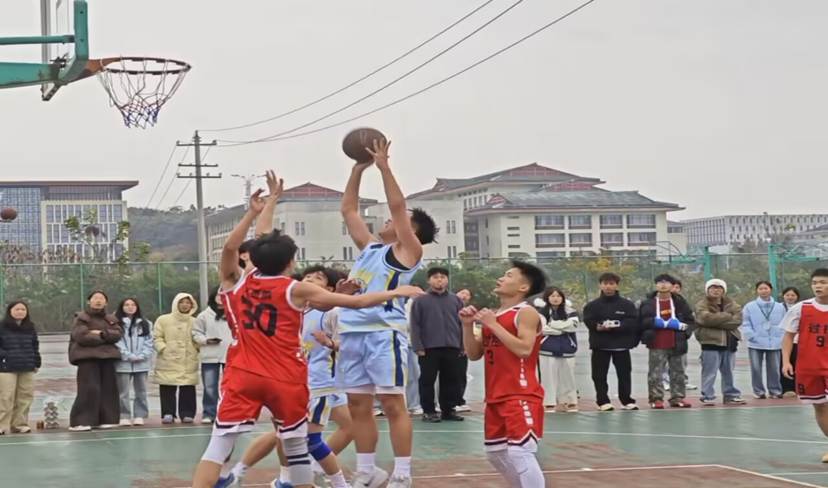 一群人在打篮球 AI 生成的内容可能不正确。