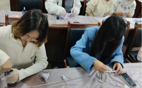 “化学织彩，扎染生花”